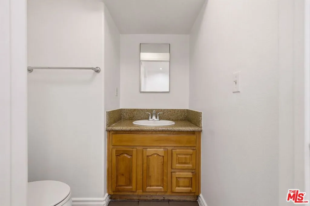 4838 Elmwood Avenue 7, Los Angeles, California 90004 home-pic-32